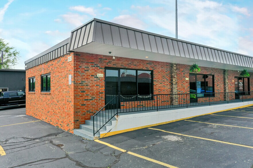 More Photos Of 1907-1913 S Stewart Ave, Springfield Office For Lease