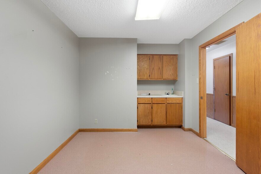 More Photos Of 327 E Airport Dr, Carthage Medical For Sale