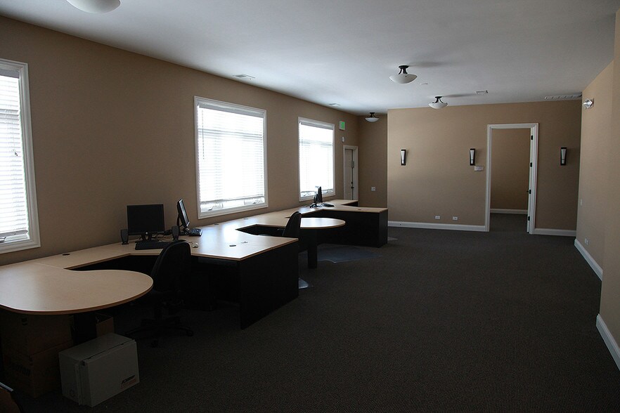 More Photos Of 700-730 Fox Glen Ct, Fox River Grove Medical For Lease