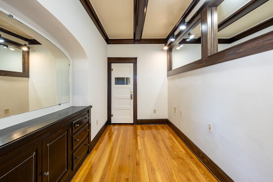 More Photos Of 717 W Riordan Rd, Flagstaff Storefront Retail Office For Sale