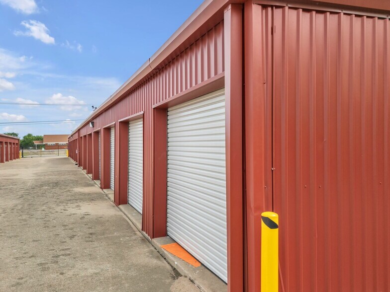 More Photos Of 5824 Watauga Rd, Watauga Self Storage For Sale