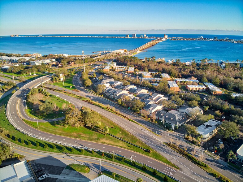 More Photos Of 913 Gulf Breeze Pky, Gulf Breeze General Retail For Sale