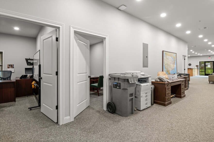 More Photos Of 107 E 11th St, Mount Pleasant Office For Sale