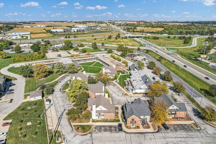 More Photos Of 1907 N Cunningham Ave, Urbana Hotel For Sale