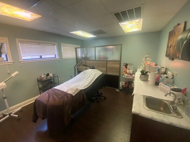 More Photos Of 10621 N Oak Hills Pky, Baton Rouge Medical For Sale