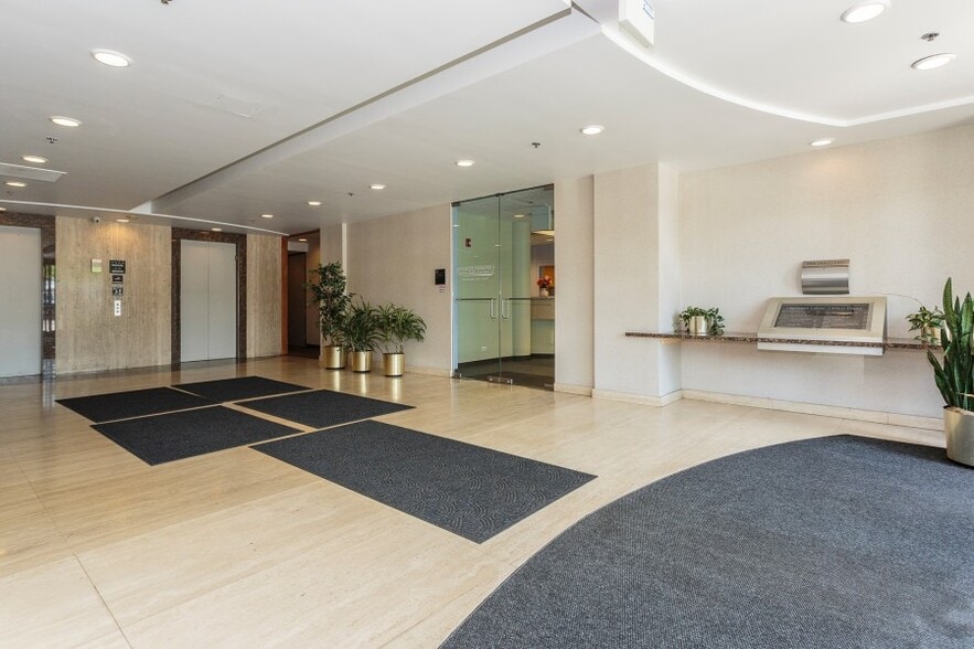 More Photos Of 246 E Janata Blvd, Lombard Medical For Lease