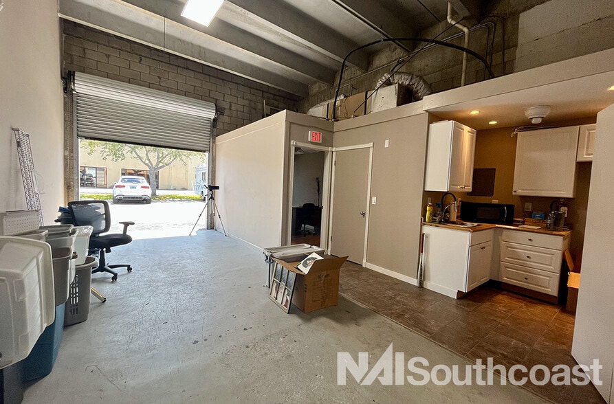 More Photos Of 1360-1396 SE Huffman Rd, Port Saint Lucie Warehouse For Lease