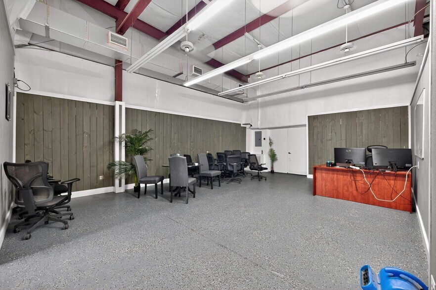 More Photos Of 3500 N Palafox St, Pensacola Showroom For Sale