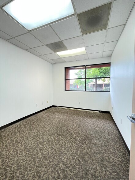 More Photos Of 215 Oak Dr S, Lake Jackson Medical For Lease