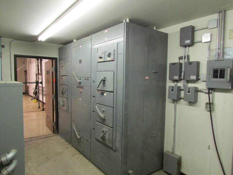 More Photos Of 1610 W Garden of the Gods Rd, Colorado Springs Manufacturing For Lease