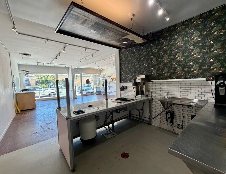 More Photos Of 816 Lincoln Blvd, Venice Storefront For Lease