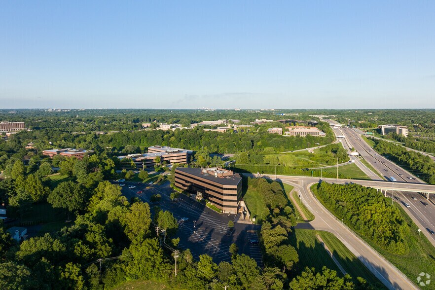 More Photos Of 425 S Woods Mill Rd, Town and Country Office For Lease