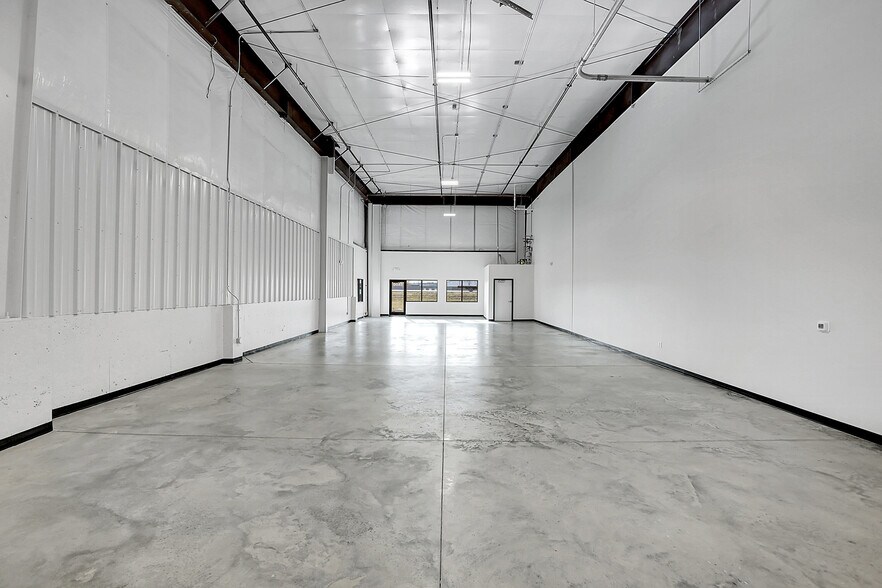 More Photos Of 5200 Oneida St, Commerce City Showroom For Lease
