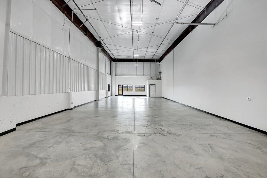 More Photos Of 5200 Oneida St, Commerce City Showroom For Lease