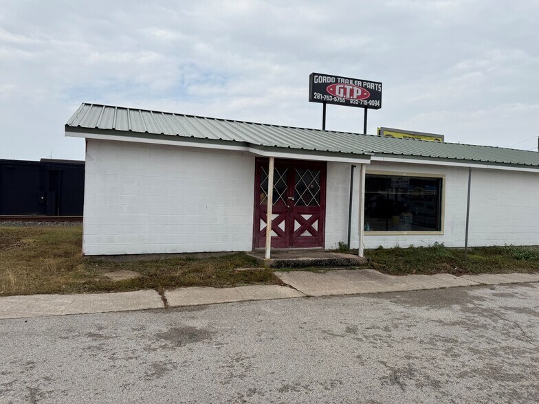More Photos Of 206 1st St, Humble Freestanding For Sale