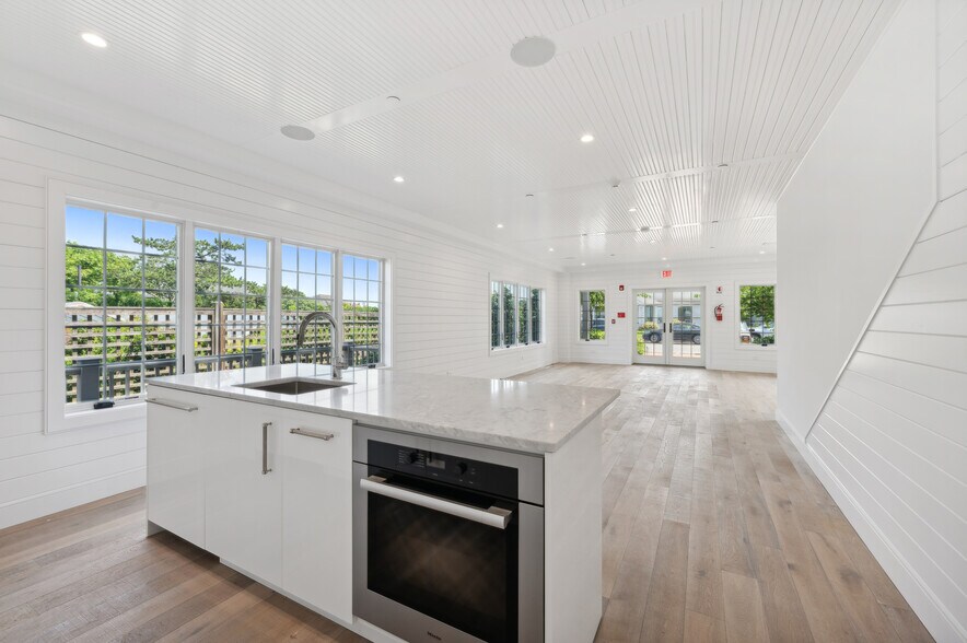 More Photos Of 45 S Euclid Ave, Montauk Storefront Retail Residential For Lease