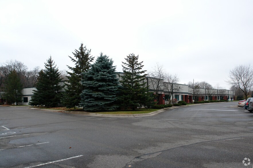 More Photos Of 6585-6595 Edenvale Blvd, Eden Prairie Showroom For Lease