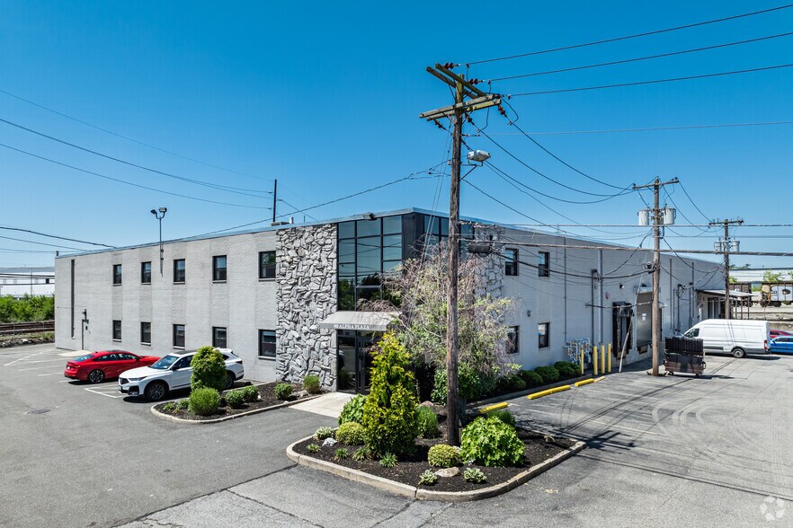 Primary Photo Of 62-90 Alpha Plz, Hicksville Warehouse For Lease