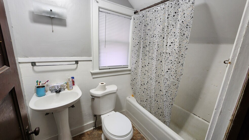 More Photos Of 1110 W Oakland Ave, Austin Apartments For Sale