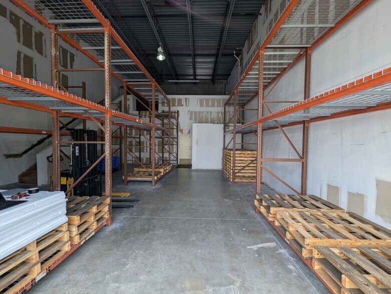 More Photos Of 585 NW Mercantile Pl, Port Saint Lucie Light Manufacturing For Sale