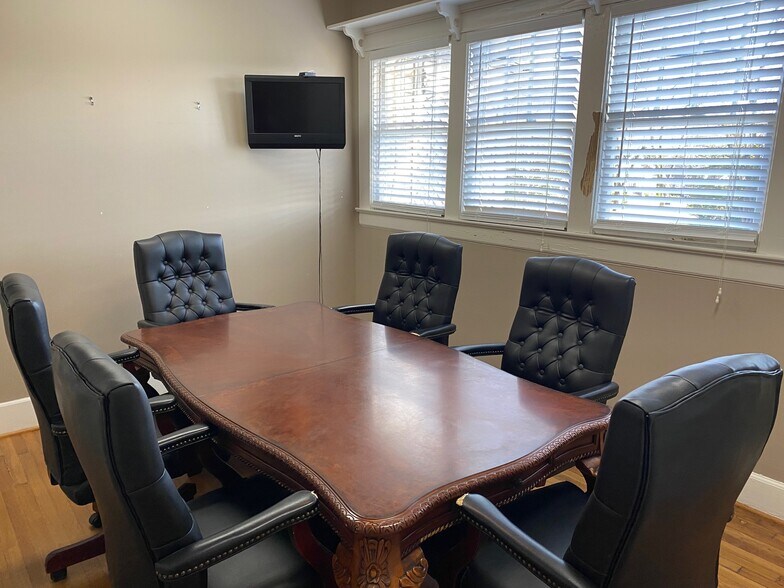 More Photos Of 1302 Main Ave, Northport Office For Lease