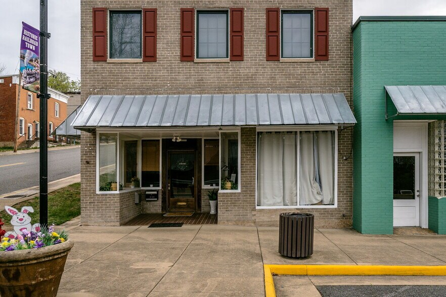 More Photos Of 500-502 First St, Shenandoah Office For Sale