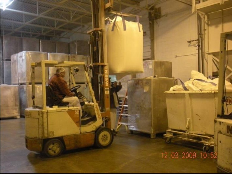 More Photos Of 1305 19th St SW, Mason City Distribution For Sale