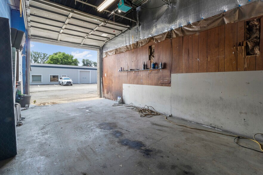 More Photos Of 2214-2228 E 44th St, Indianapolis Warehouse For Sale