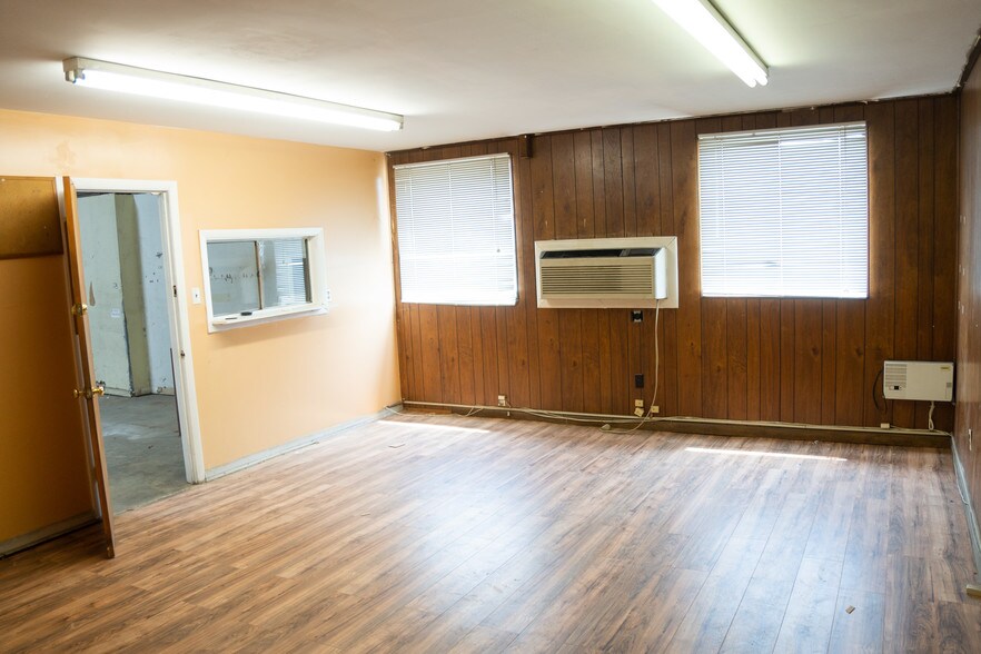 More Photos Of 5200-5300 Minnick Rd, Laurel Light Distribution For Lease