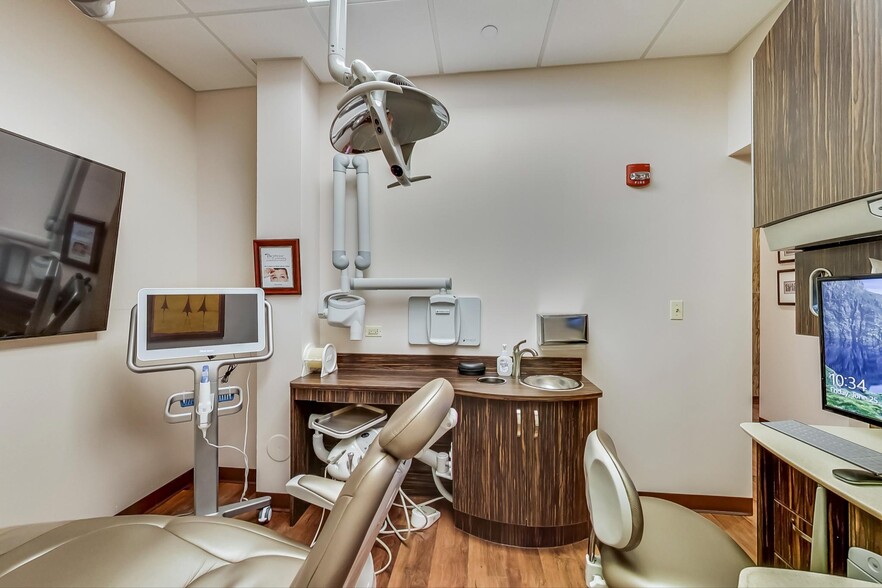 More Photos Of 1421-1431 McHenry Rd, Buffalo Grove Office For Sale