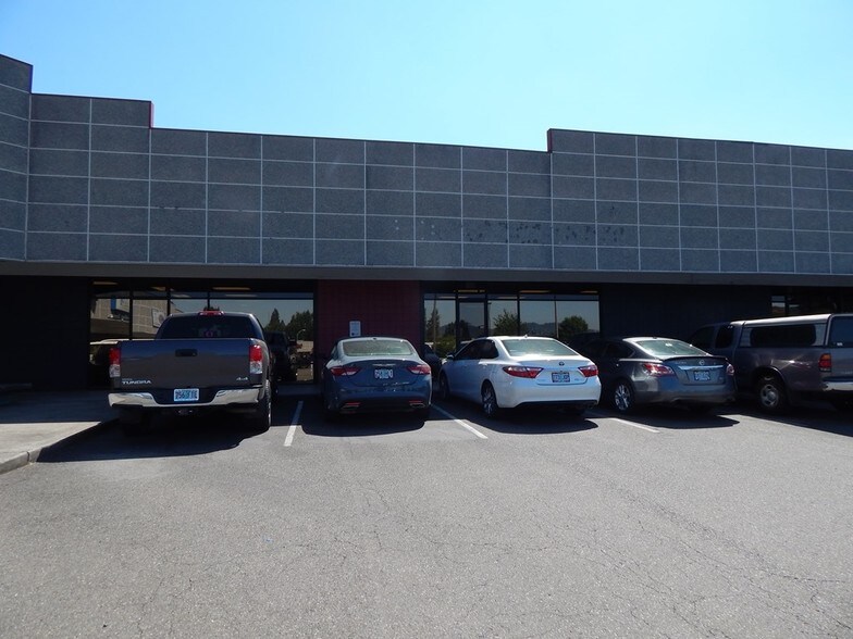 More Photos Of 250 NE Garden Valley Blvd, Roseburg General Retail For Lease