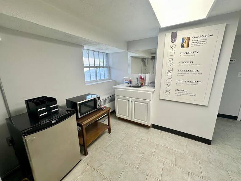 More Photos Of 538 Bloomfield Ave, Verona Storefront Retail Office For Lease