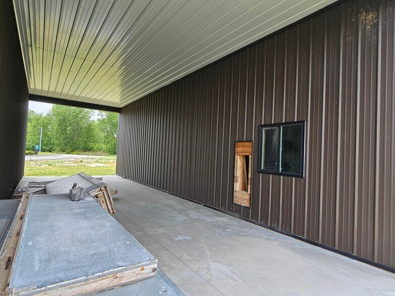More Photos Of 10260 Carr Rd, Jeffersonville General Retail For Sale
