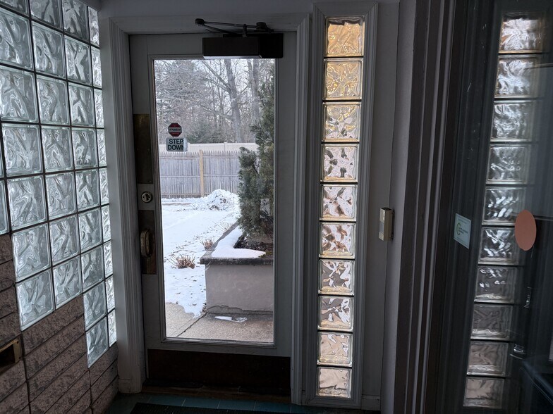 More Photos Of 235 Saratoga Rd, Schenectady Office For Sale