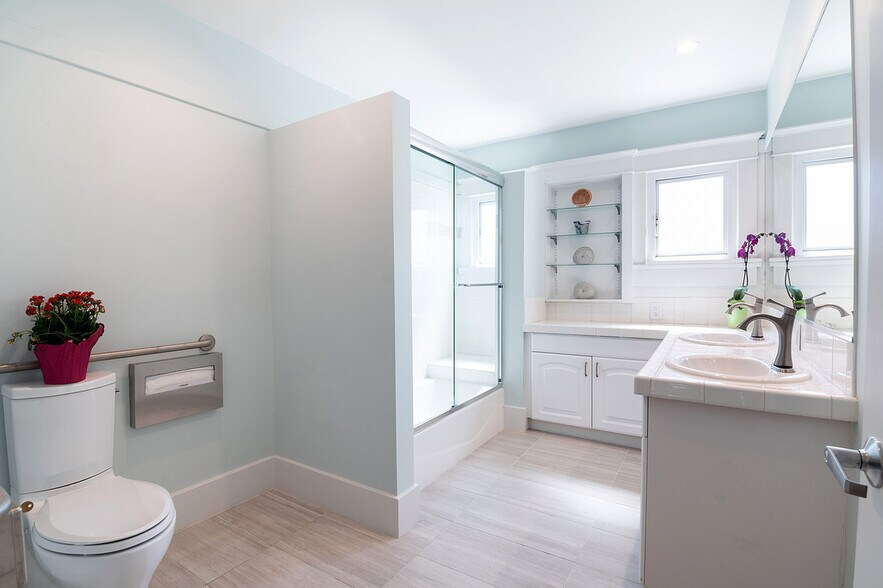 More Photos Of 1506 Crenshaw blvd, Los Angeles Office For Sale