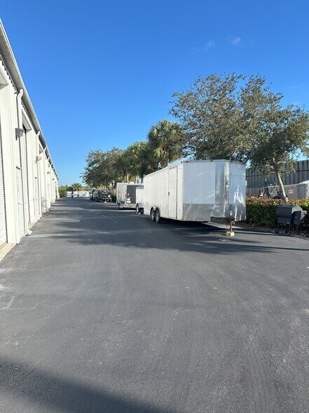 More Photos Of 3560 Work Dr, Fort Myers Warehouse For Lease