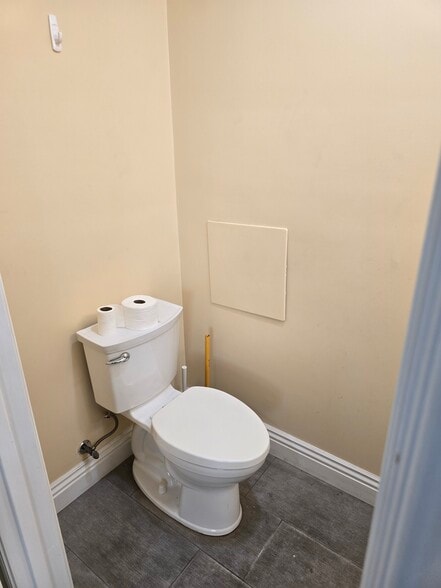 More Photos Of 910 S Victory Blvd, Burbank Storefront Retail Residential For Lease