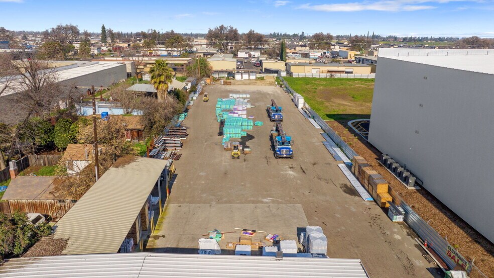 More Photos Of 1746 E Mineral King Ave, Visalia Warehouse For Lease