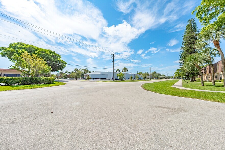 More Photos Of 198 Lock Rd, Deerfield Beach Warehouse For Lease