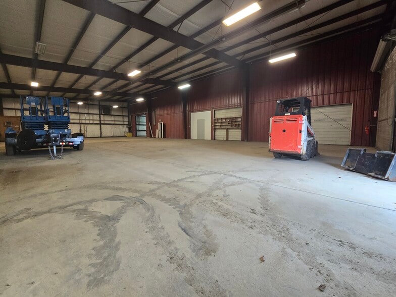 More Photos Of 14 Park Dr, Franklin Warehouse For Lease