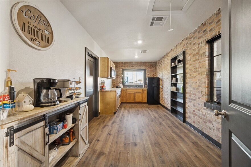 More Photos Of 902 S Broadway St, La Porte Office For Sale