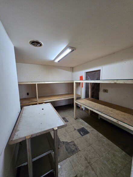 More Photos Of 121 Brooklyn Ave, Anderson Warehouse For Sale