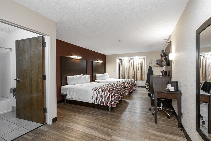 More Photos Of 3125 N Kentwood Ave, Springfield Hotel For Sale