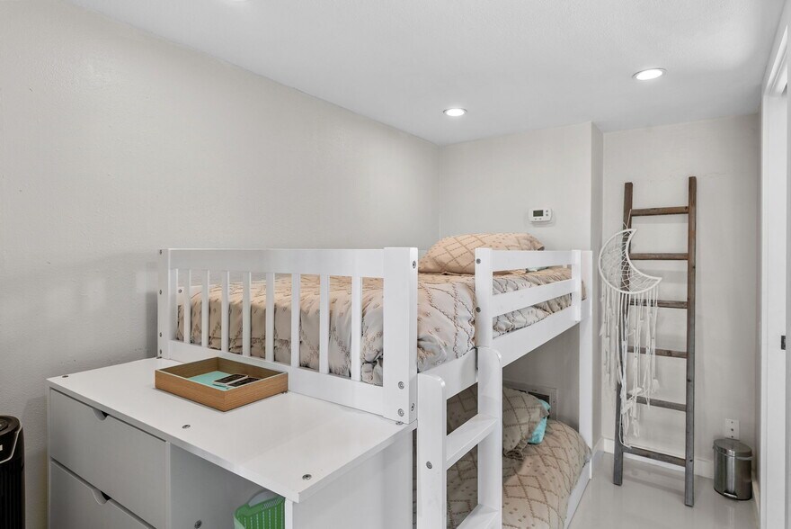 More Photos Of 439 Causeway Blvd, Dunedin Office For Sale