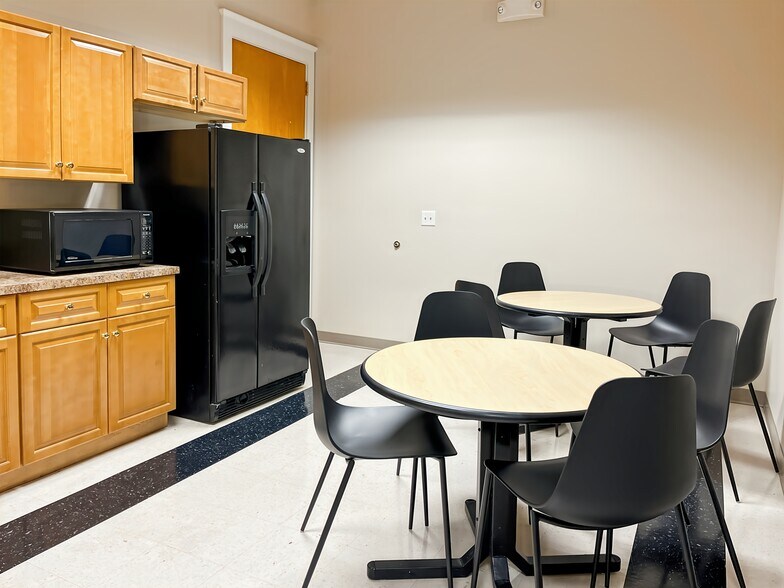 More Photos Of 300 E University Ave, Gainesville Coworking Space