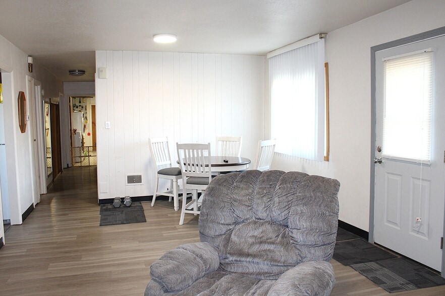 More Photos Of 102 B Dr, Circle Hotel For Sale