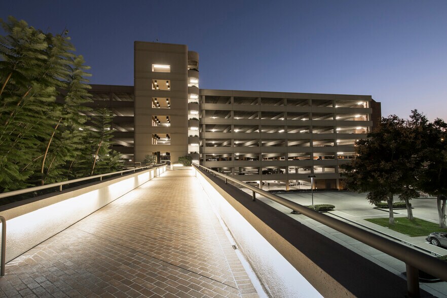 More Photos Of 21700 Oxnard St, Woodland Hills Office For Lease