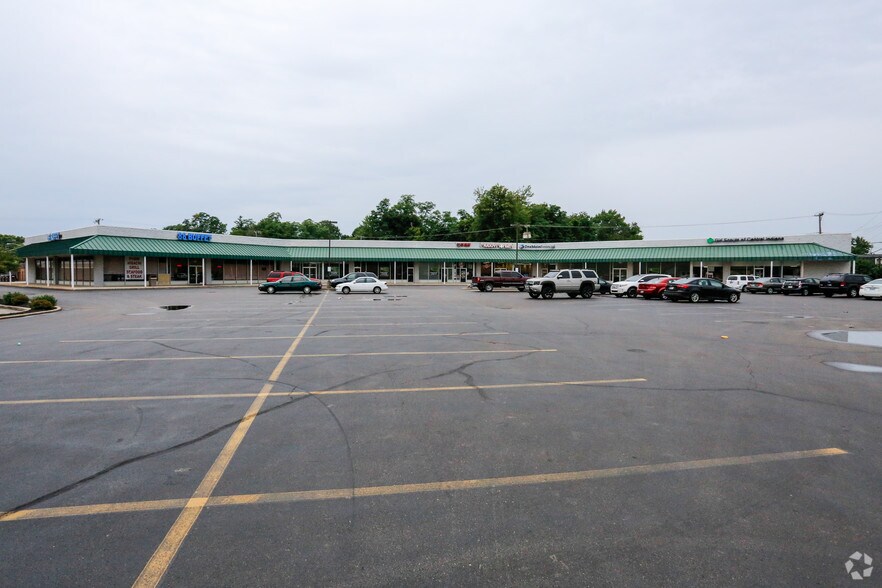 More Photos Of 3300-3326 E Main St, Richmond General Retail For Lease