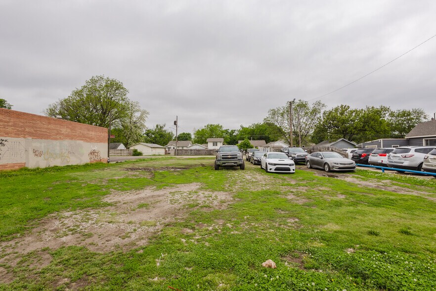 More Photos Of 2033 S Broadway St, Wichita Bar For Sale