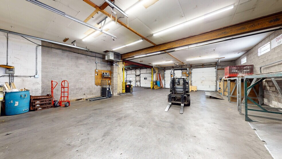 More Photos Of 662 15 St SW, Medicine Hat Industrial For Sale